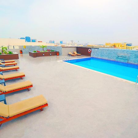 The Grand Lux Hotel Dauhá Exteriér fotografie Rooftop pool at the hotel