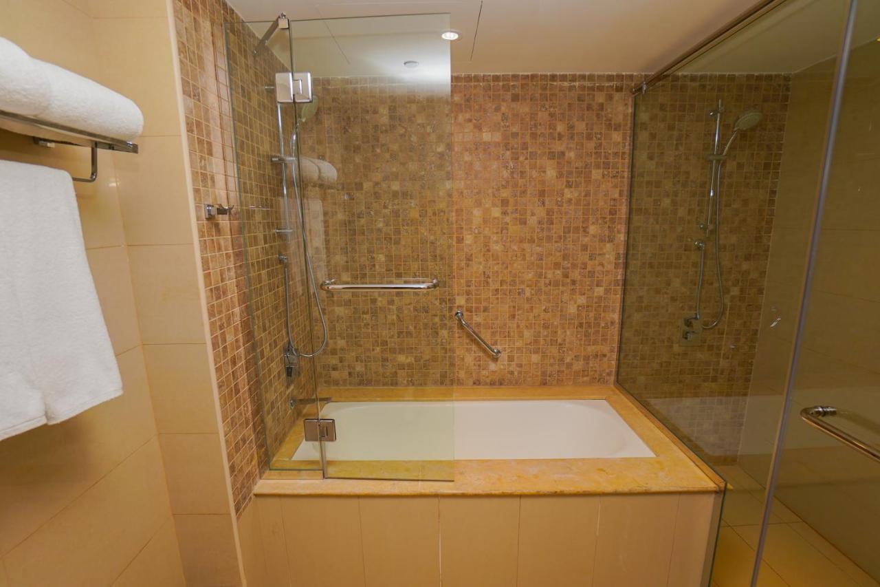 The Grand Lux Hotel Dauhá Exteriér fotografie A bathtub with a shower enclosure