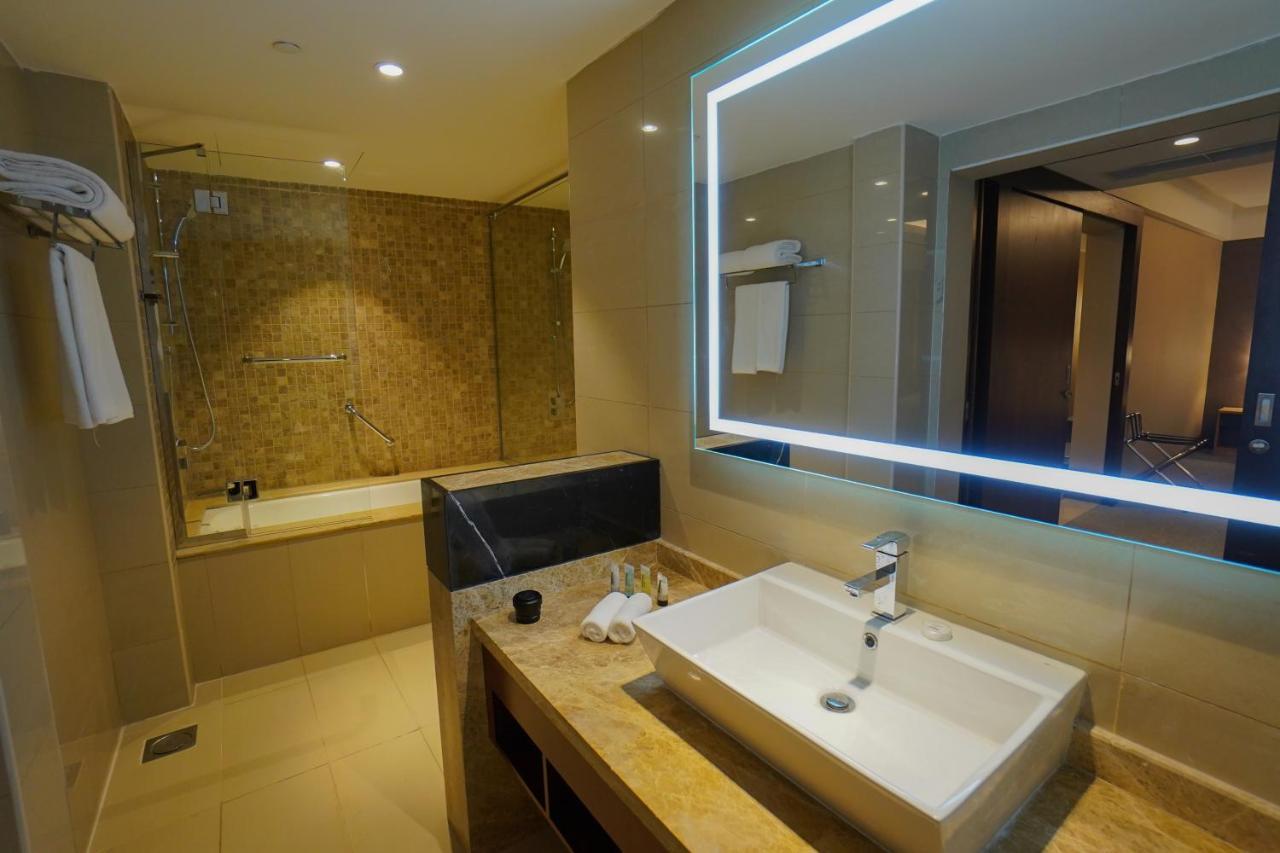 The Grand Lux Hotel Dauhá Exteriér fotografie Bathroom