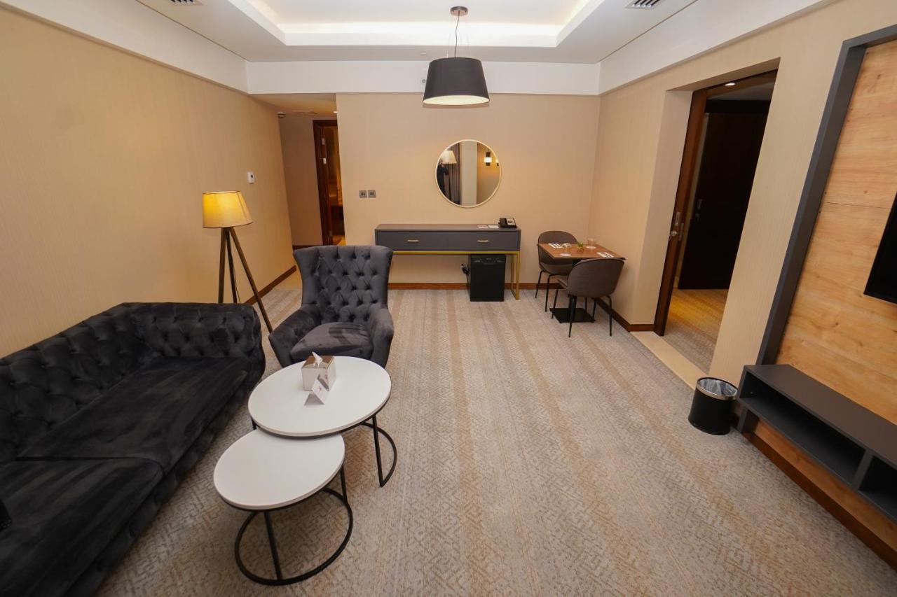 The Grand Lux Hotel Dauhá Exteriér fotografie A suite at the hotel