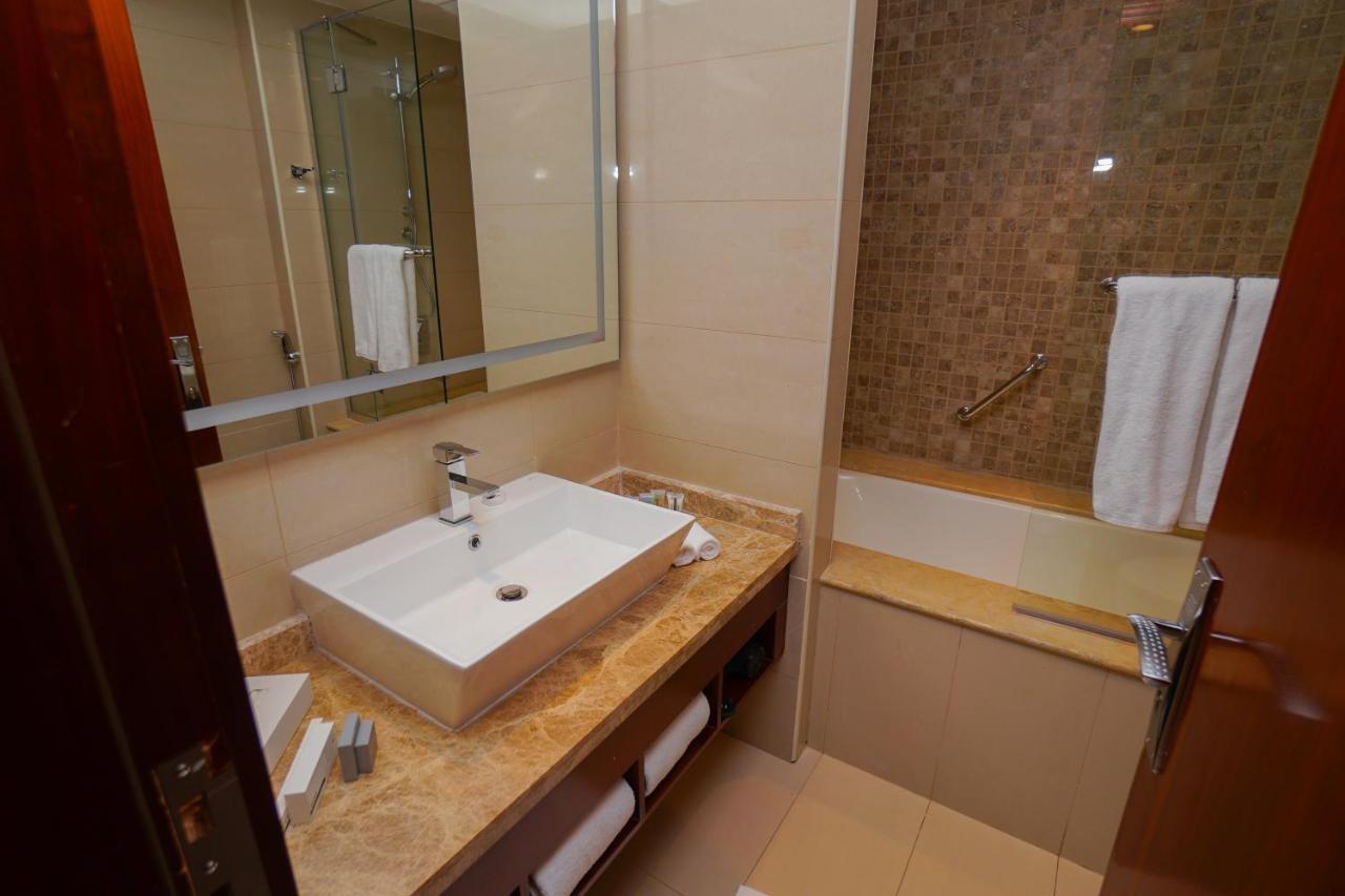 The Grand Lux Hotel Dauhá Exteriér fotografie Bathroom