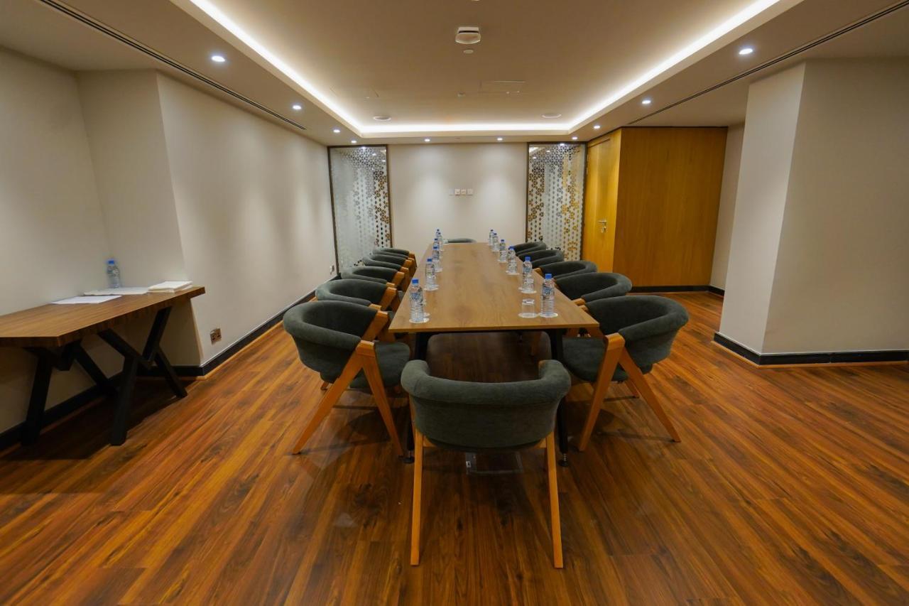 The Grand Lux Hotel Dauhá Exteriér fotografie Meeting room at the hotel