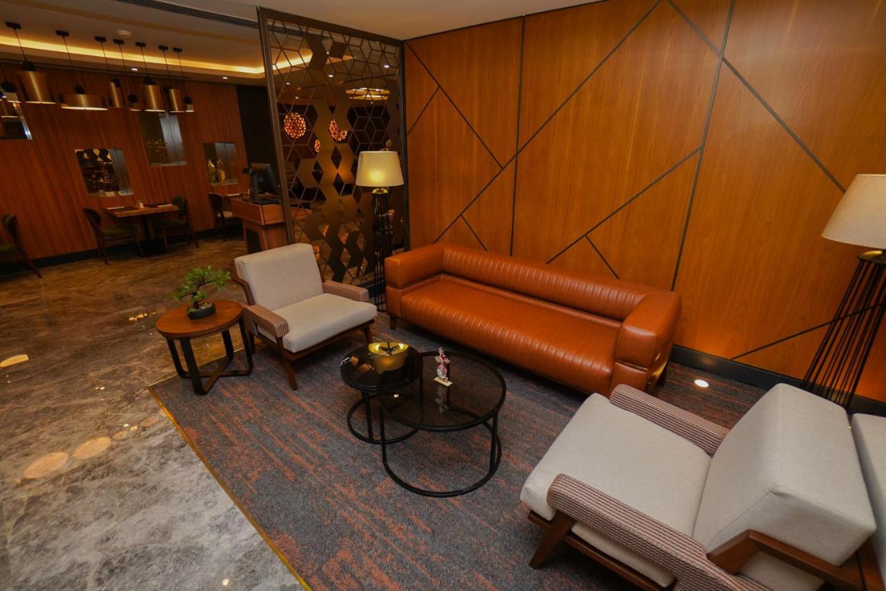 The Grand Lux Hotel Dauhá Exteriér fotografie The interior of the hotel