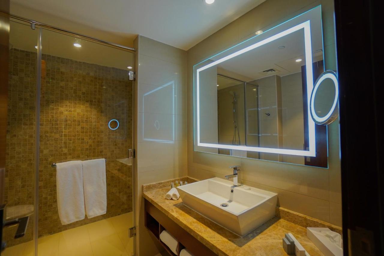 The Grand Lux Hotel Dauhá Exteriér fotografie Bathroom