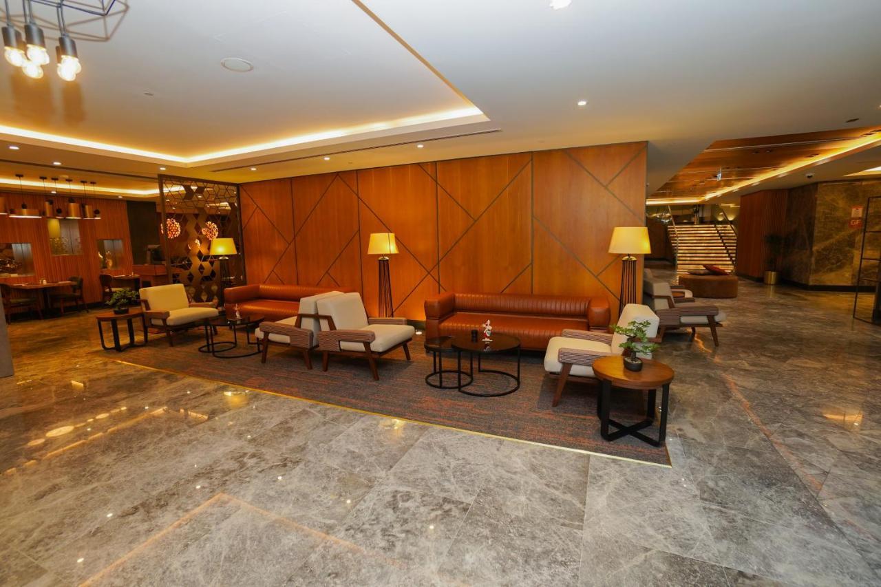 The Grand Lux Hotel Dauhá Exteriér fotografie The lobby of the hotel