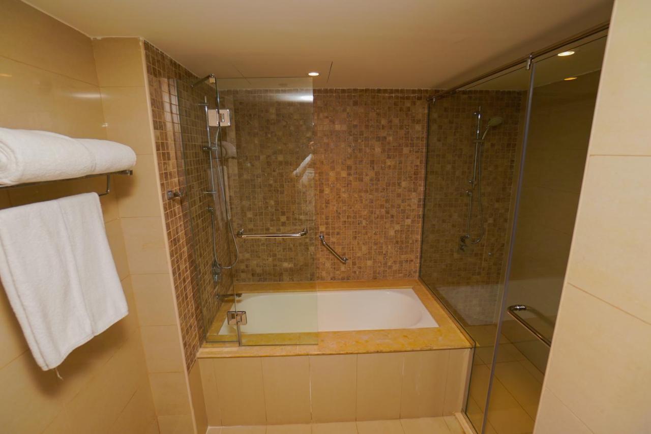 The Grand Lux Hotel Dauhá Exteriér fotografie A bathtub with a shower enclosure