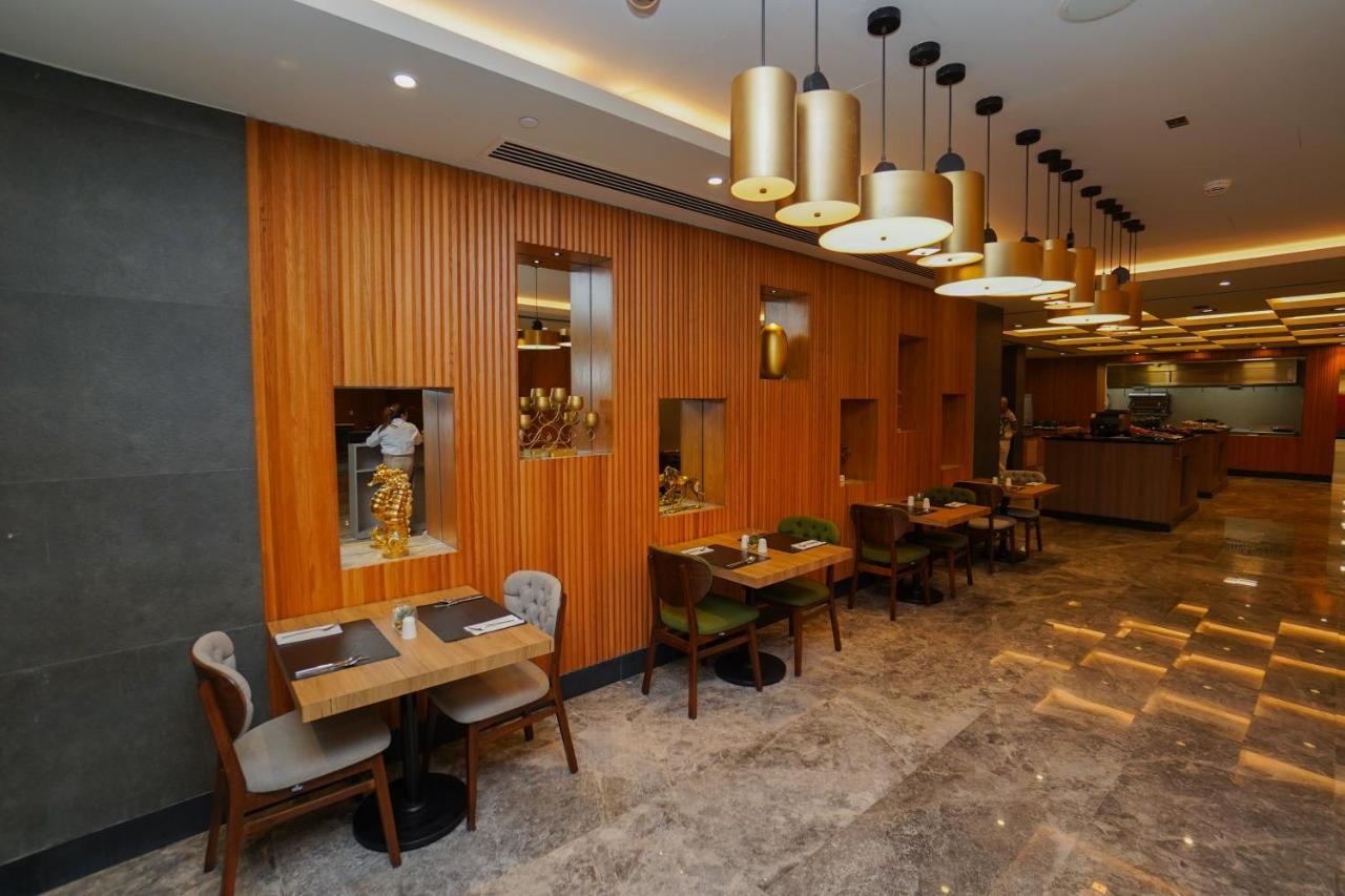 The Grand Lux Hotel Dauhá Exteriér fotografie The interior of the restaurant