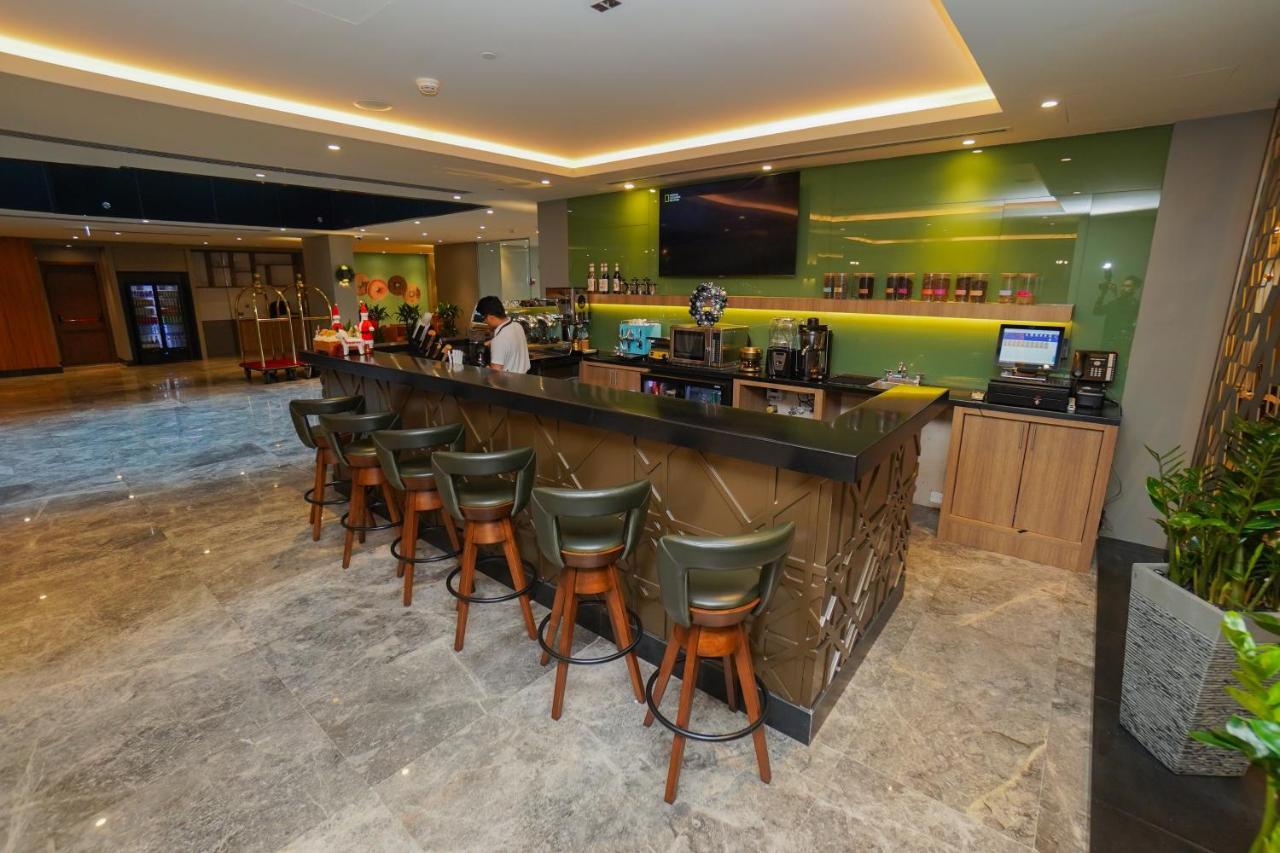 The Grand Lux Hotel Dauhá Exteriér fotografie The bar at the lounge