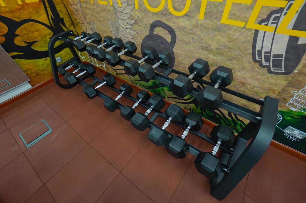 The Grand Lux Hotel Dauhá Exteriér fotografie Dumbbell rack