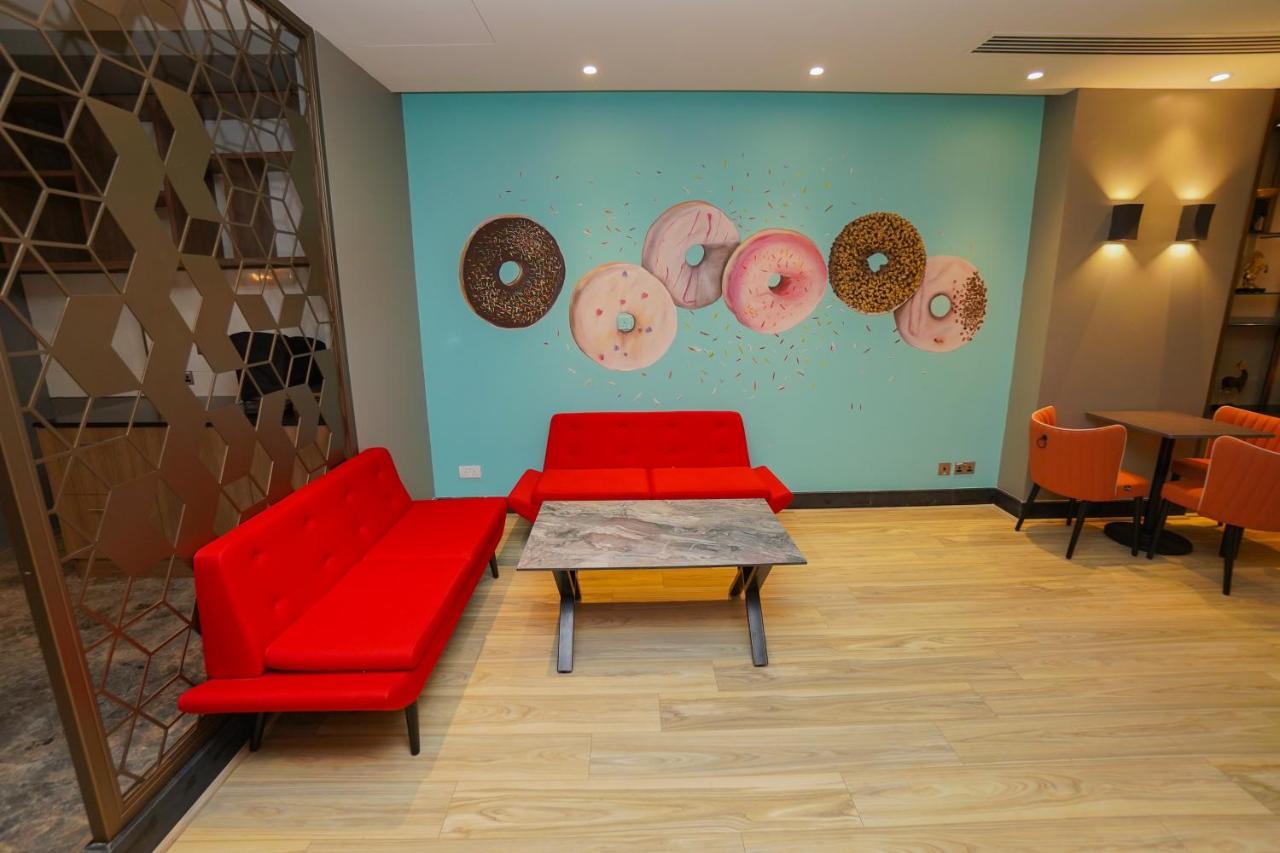 The Grand Lux Hotel Dauhá Exteriér fotografie The interior of a Dunkin' Donuts in Paris, France