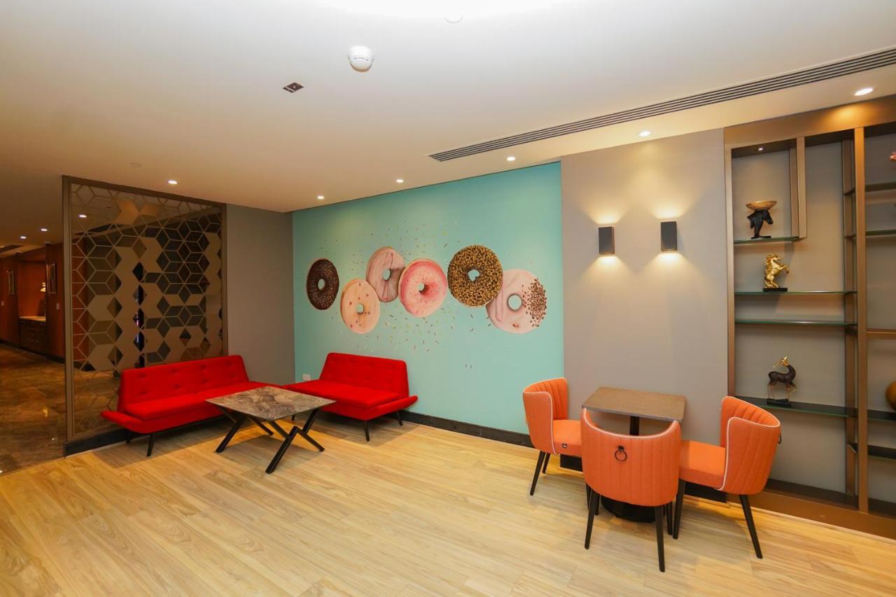 The Grand Lux Hotel Dauhá Exteriér fotografie The lounge at the airport