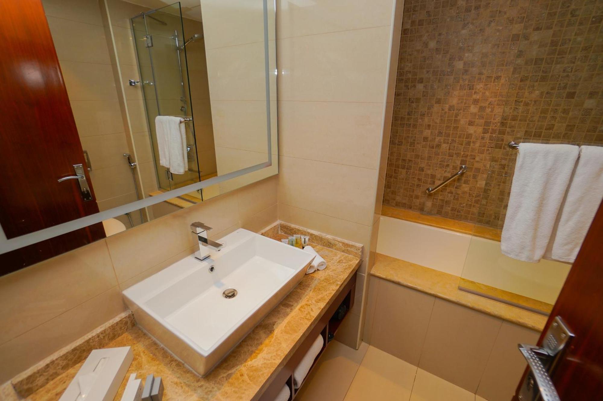 The Grand Lux Hotel Dauhá Exteriér fotografie Bathroom