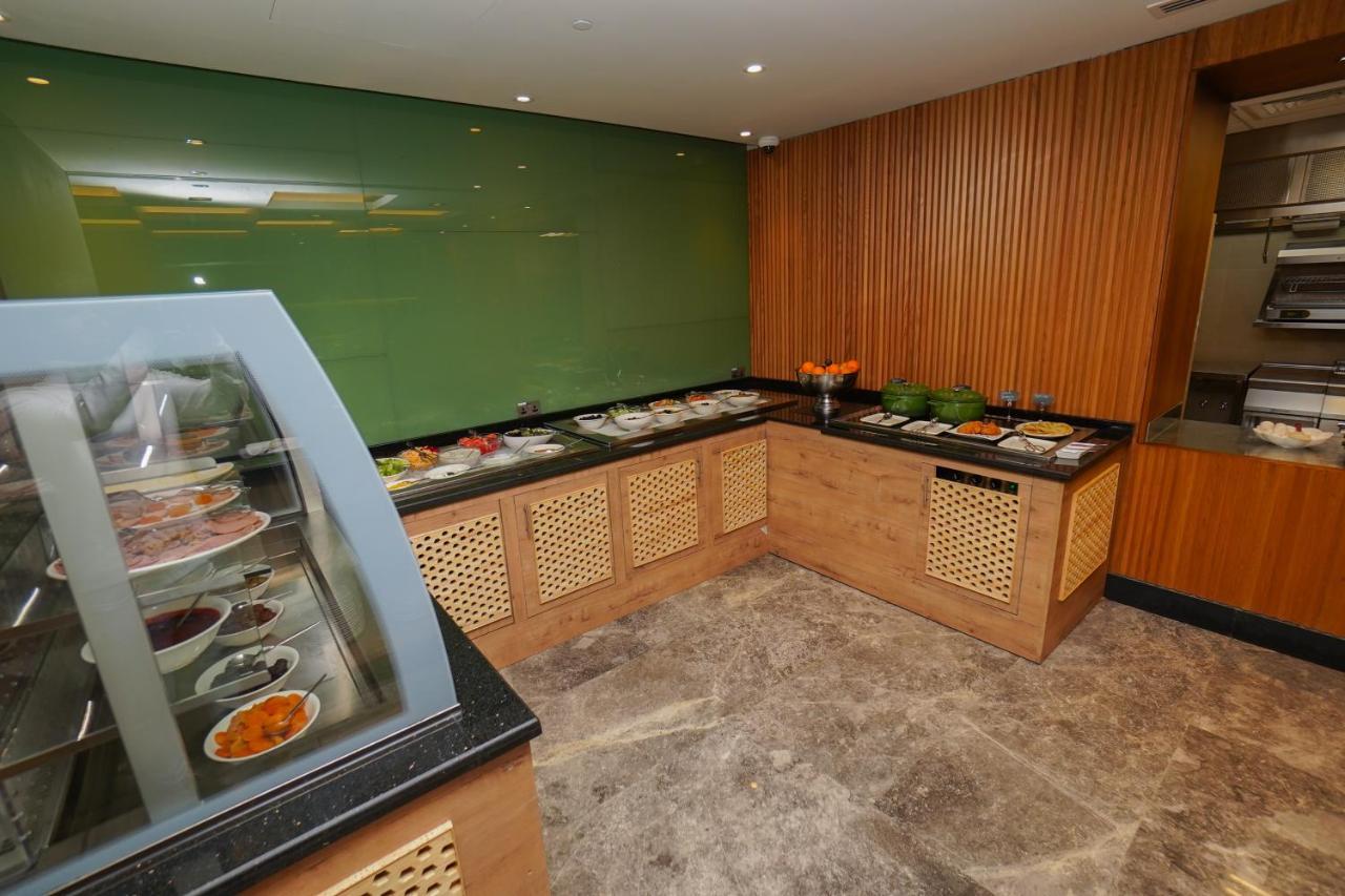 The Grand Lux Hotel Dauhá Exteriér fotografie A salad bar at a hotel